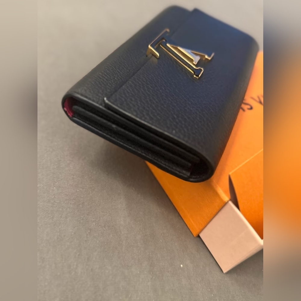 Louis Vuitton Capucines Wallet - Picture 3 of 8